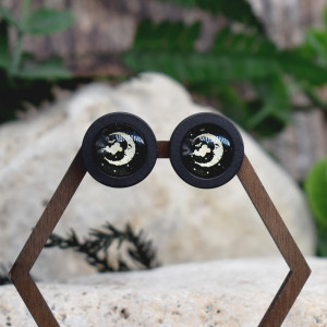 Drewniane kolczyki sztyfty z kaboszonami z grafiką #215