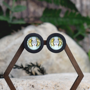 Drewniane kolczyki sztyfty z kaboszonami z grafiką #217