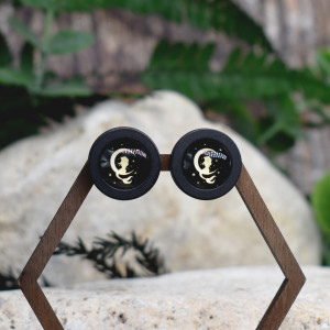 Drewniane kolczyki sztyfty z kaboszonami z grafiką #220