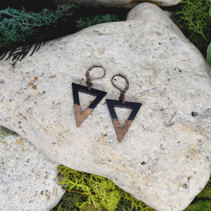 Drewniane wiszące kolczyki z żywicą #258