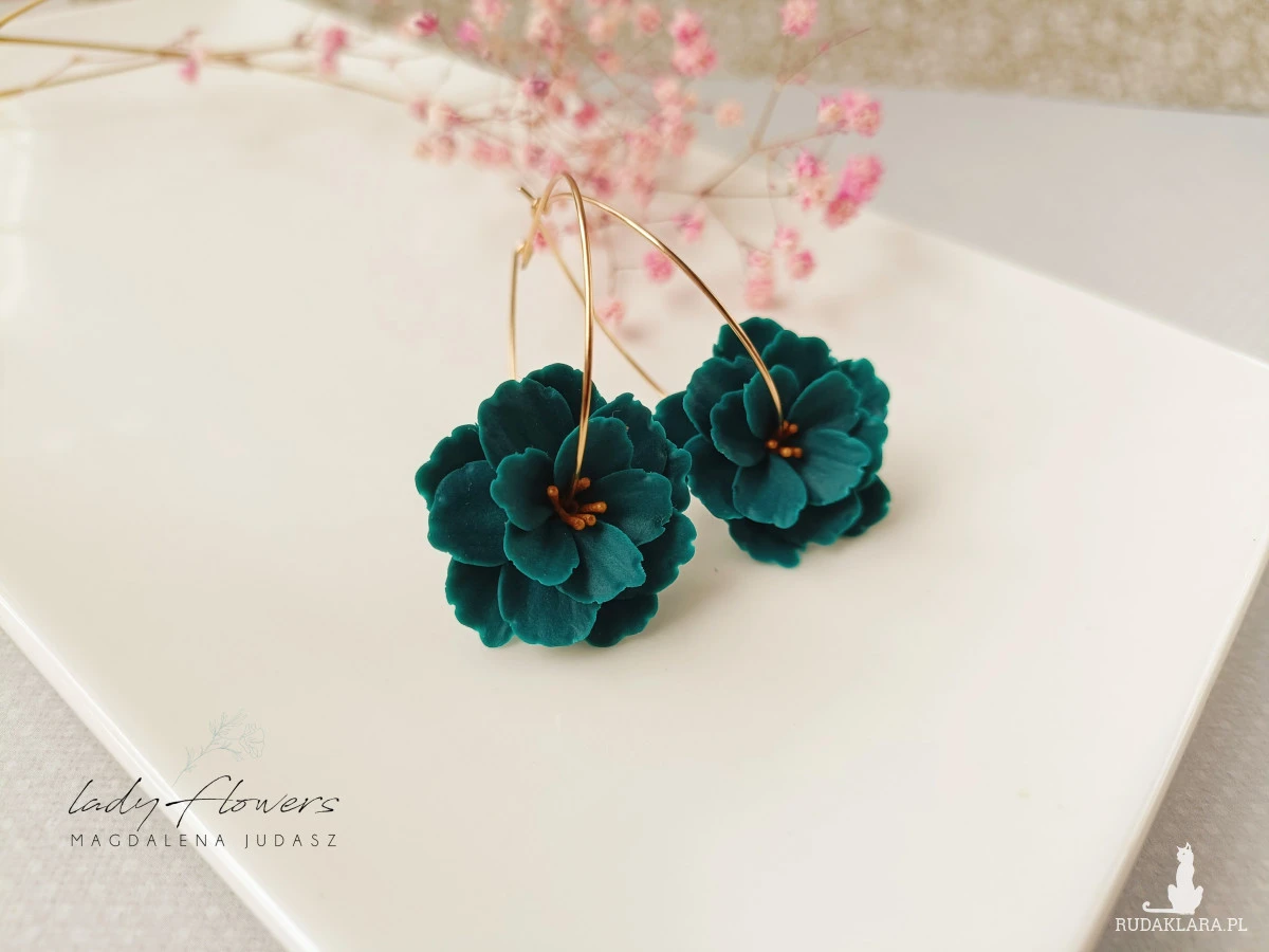 Kolczyki w kolorze butelkowej zieleni