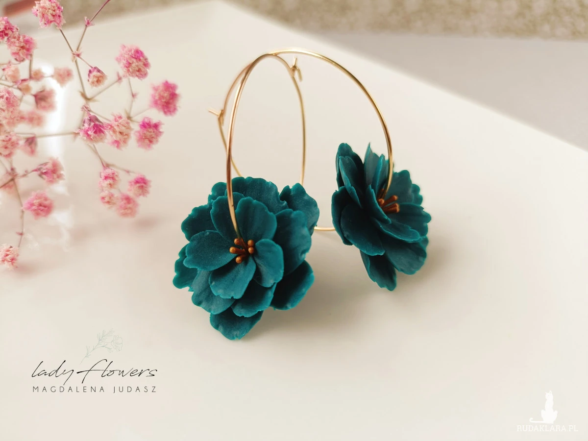 Kolczyki w kolorze butelkowej zieleni