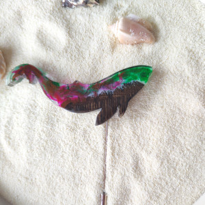 Zorza polarna: broszka z jasnymi górami