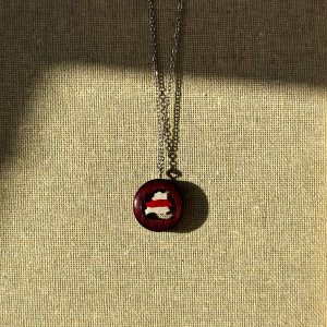 MAPA BIAŁORUSI biało-czerwono-biały Ręcznie wykonany wisiorek z żywicy epoksydowej i drewna amarantowego z mapą Białorusi Unikalny minimalistyczny motyw Białorusi