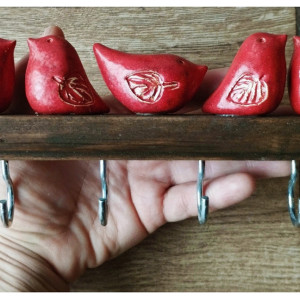 Wieszak z czerwonymi ptaszkami