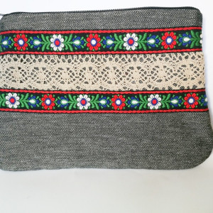 szara ludowa kosmetyczka z koronką