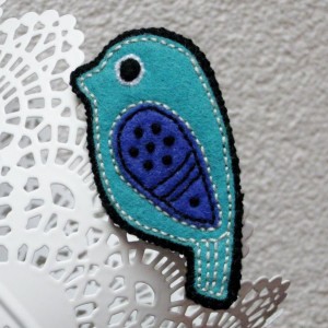 Co za ptak robi tak? - broszka filcowa