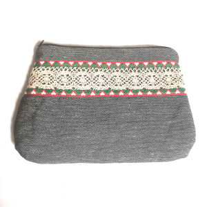 szara ludowa kosmetyczka z koronką