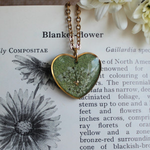 Złota zawieszka złoty wisiorek kwiat naszyjnik żywica z żywicy kwiaty z kwiatami serce serduszko zielone