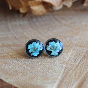 Srebrne kolczyki wkręty sztyfty żywica z żywicy kwiaty z kwiatami suszone prawdziwe kwiaty retro vintage kobiece na prezent czarne niebieska gipsówka