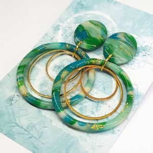 Piękne kolczyki kółka z gliny polimerowej złoto i zieleń