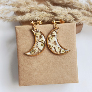 Kolczyki księżyc z kwiatami białej gipsówki