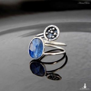 Pierścionek srebrny z granatowym kyanitem regulowany