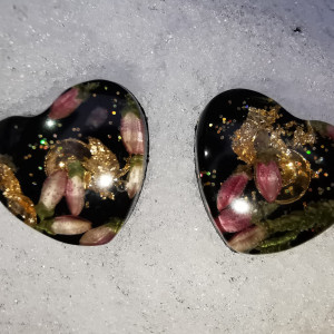 Czarno różowe serduszka z kwiatami