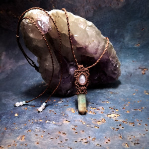 grot Andromeda, amazonit, ametyst, naszyjnik mikro makrama Delfina Dolls