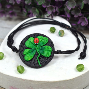 Bransoletka z czterolistną koniczyną i biedronką na szczęście