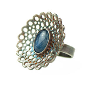 Pierścień ze srebrną koronką a532