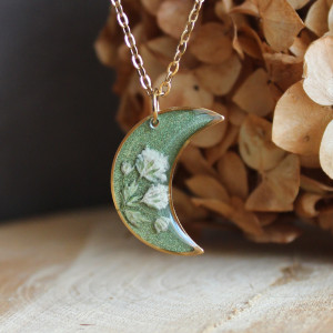 złota zawieszka złoty wisiorek naszyjnik żywica z żywicy brokat zielony kwiaty z kwiatami księżyc gipsówka