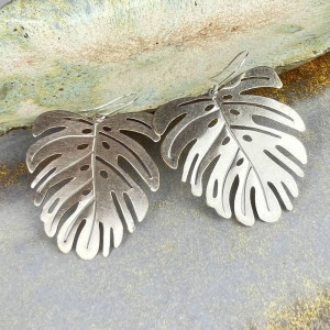 Posrebrzane kolczyki z liśćmi monstery c977