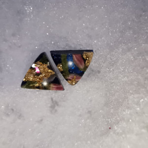 Drobne trójkątne kolczyki trójkąty w żywicy