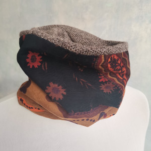 Komin blisko szyi kolory ziemi