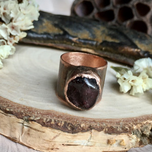 miedziany pierścionek z granatem roz.17