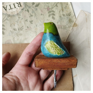 Wieszak z niebieskim ptaszkiem