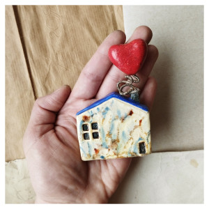 Domek w ciapki z sercem