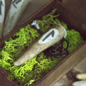 Wisiorek z poroża , Ochrona Wikinga, Laukaz – znak runiczny