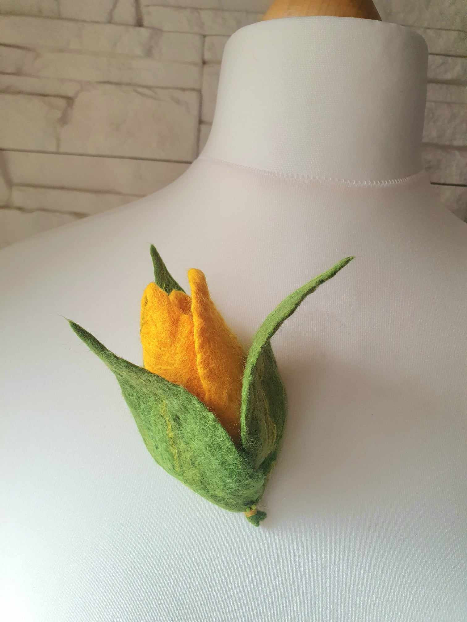 Lariat , zamotka tulipany z broszką