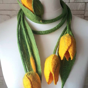 Lariat , zamotka tulipany z broszką