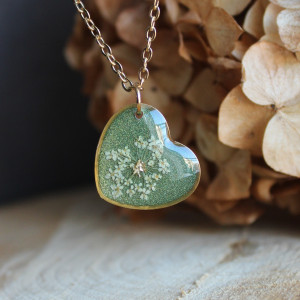 Złota zawieszka złoty wisiorek kwiat naszyjnik żywica z żywicy kwiaty z kwiatami serce serduszko zielone