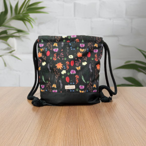 Czarny wodoodporny plecak w liście i kwiaty