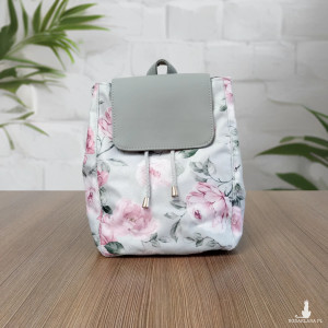 Mały szary plecak w różowe kwiaty, z klapką