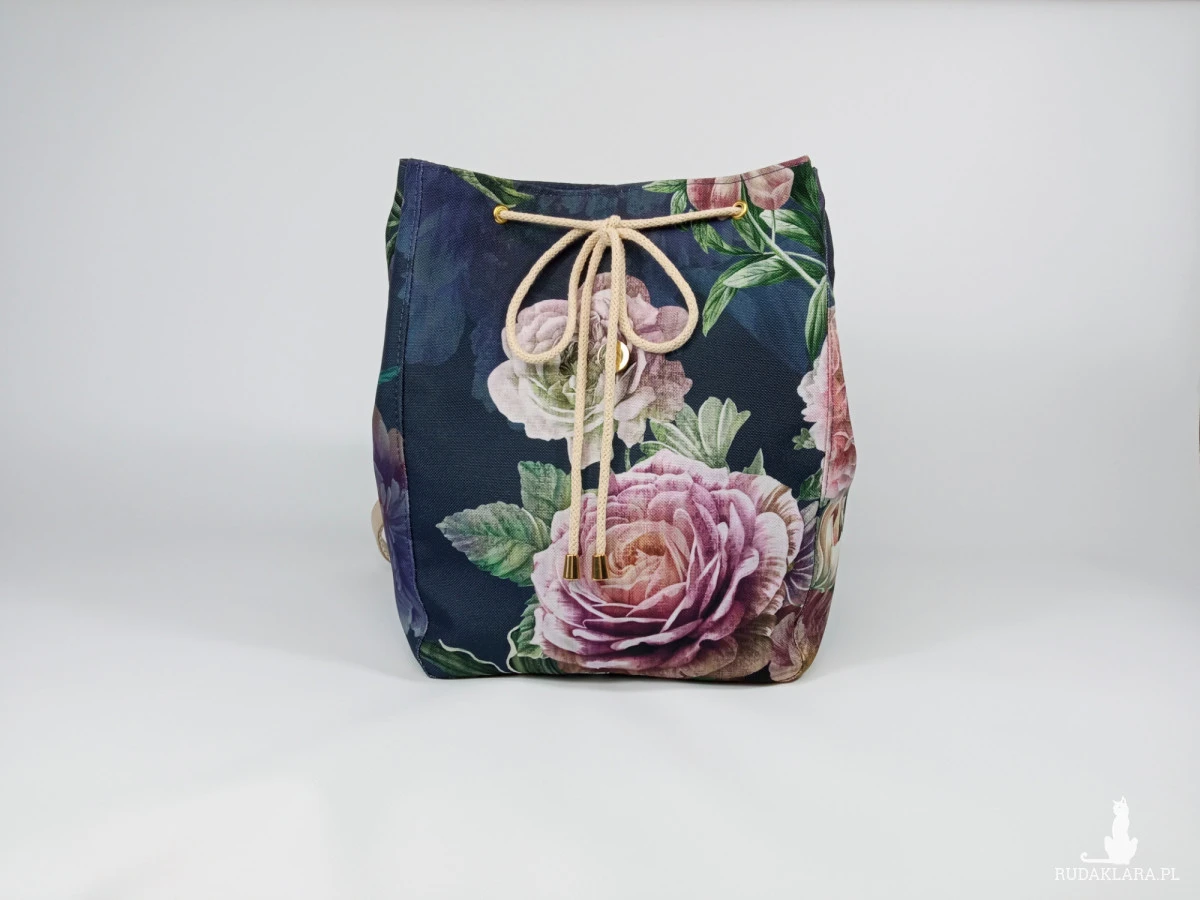 Duży granatowy plecak w kwiaty, z klapką