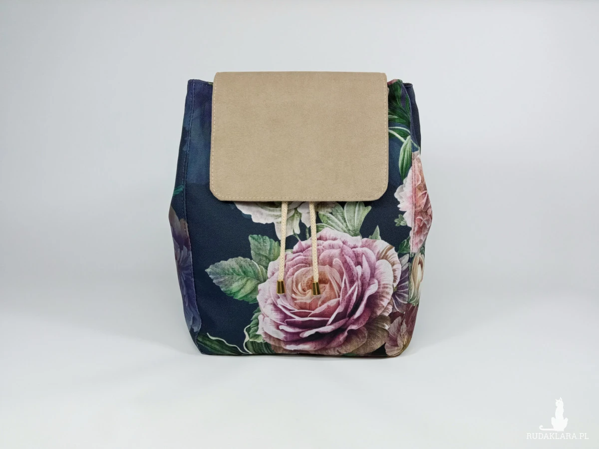 Duży granatowy plecak w kwiaty, z klapką