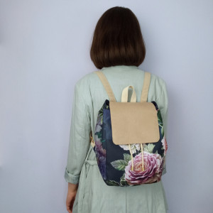 Duży granatowy plecak w kwiaty, z klapką