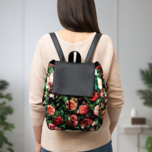 Duży czarny plecak w czerwone kwiaty, z klapką