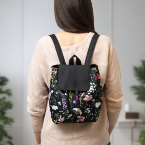 Mały czarny plecak w polne kwiaty, z klapką
