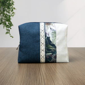 Granatowo-beżowa kosmetyczka z kwiatami