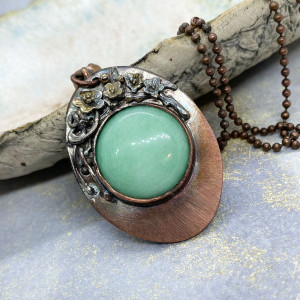 Wisiorek z jadeitem otoczonym kwiatami c1197