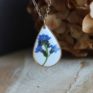 Złota zawieszka złoty wisiorek kwiat naszyjnik żywica z żywicy kwiaty niezapominajki łezka łza kropelka niezapominajkami