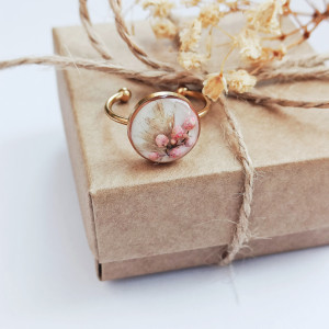 Pierścionek z żywicy z kwiatem ozothumnusa