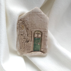 Broszka - za zielonymi drzwiami