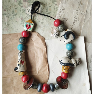 Korale z turkusowym akcentem