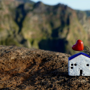 Domek nakrapiany z czerwonym serduszkiem