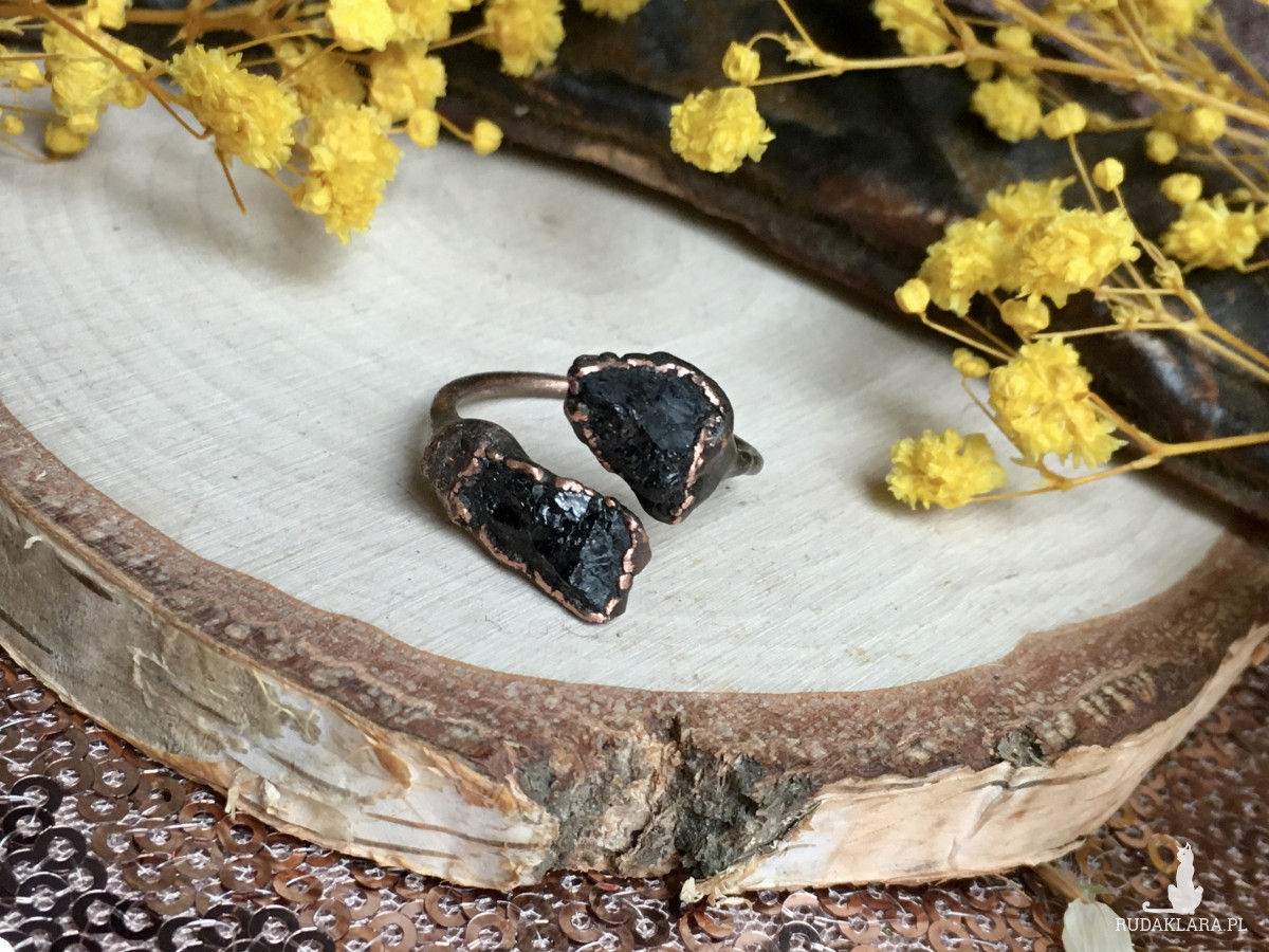 miedziany pierścionek z czarnym turmalinem