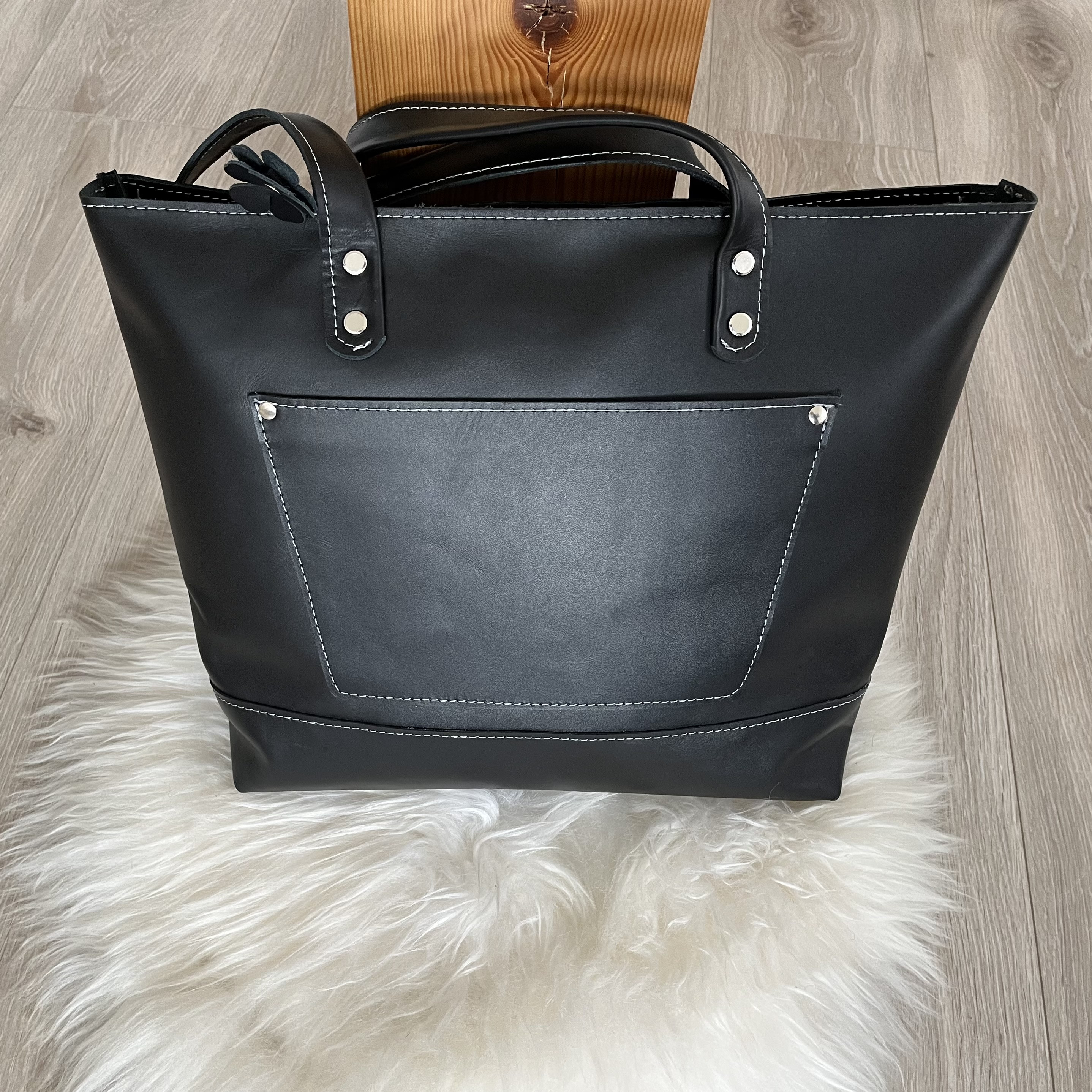 Czarna torba Shopperka ze skóry format A5 na ramie.