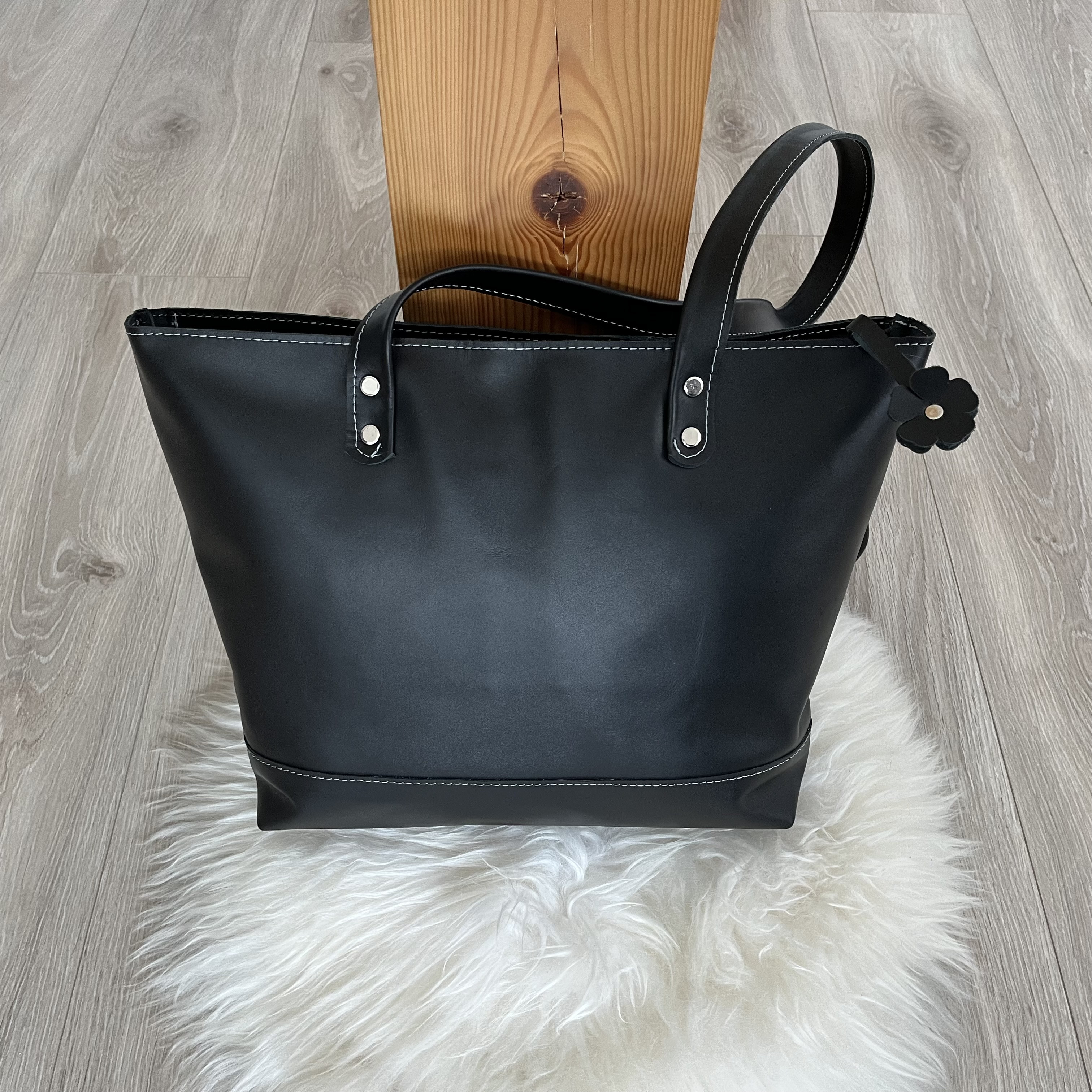 Czarna torba Shopperka ze skóry format A5 na ramie.