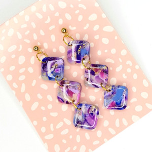 Przestrzenne kolczyki z gliny polimerowej ze złotymi drobinkami